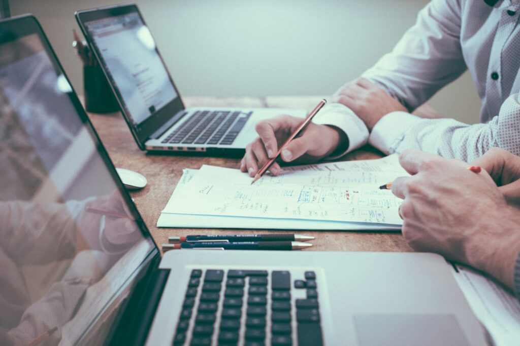 Professionnels échangeant autour de documents de travail