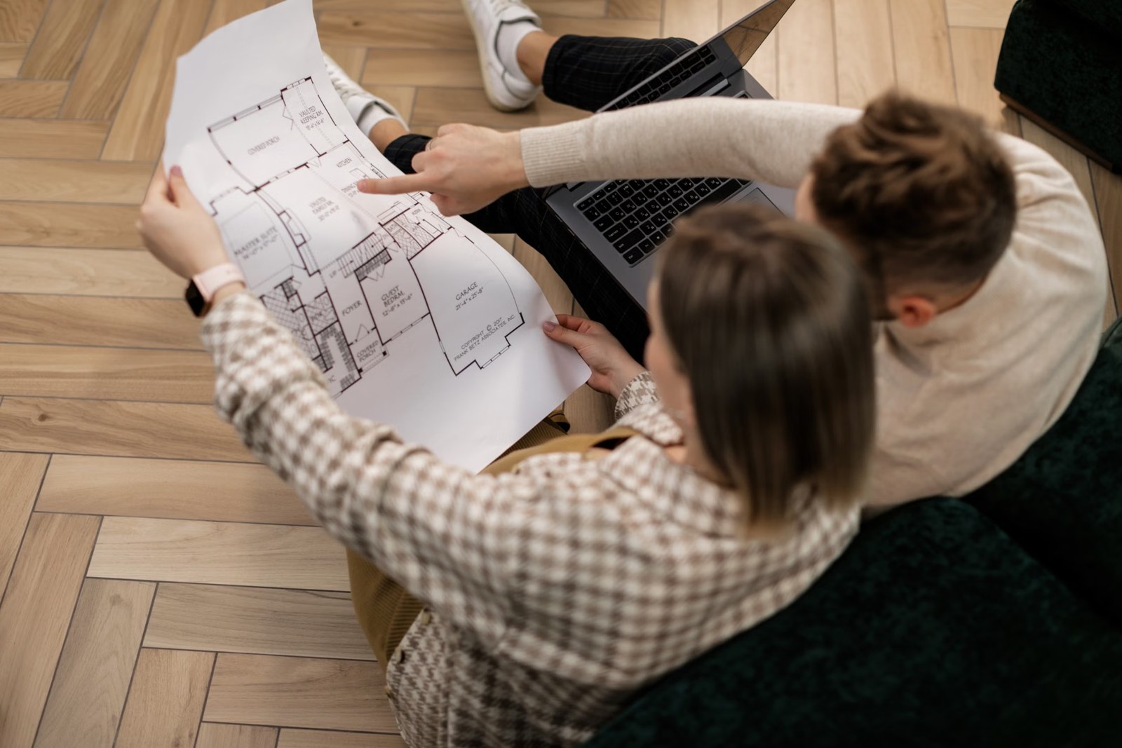 Un couple étudie ensemble les plans de son projet de logement