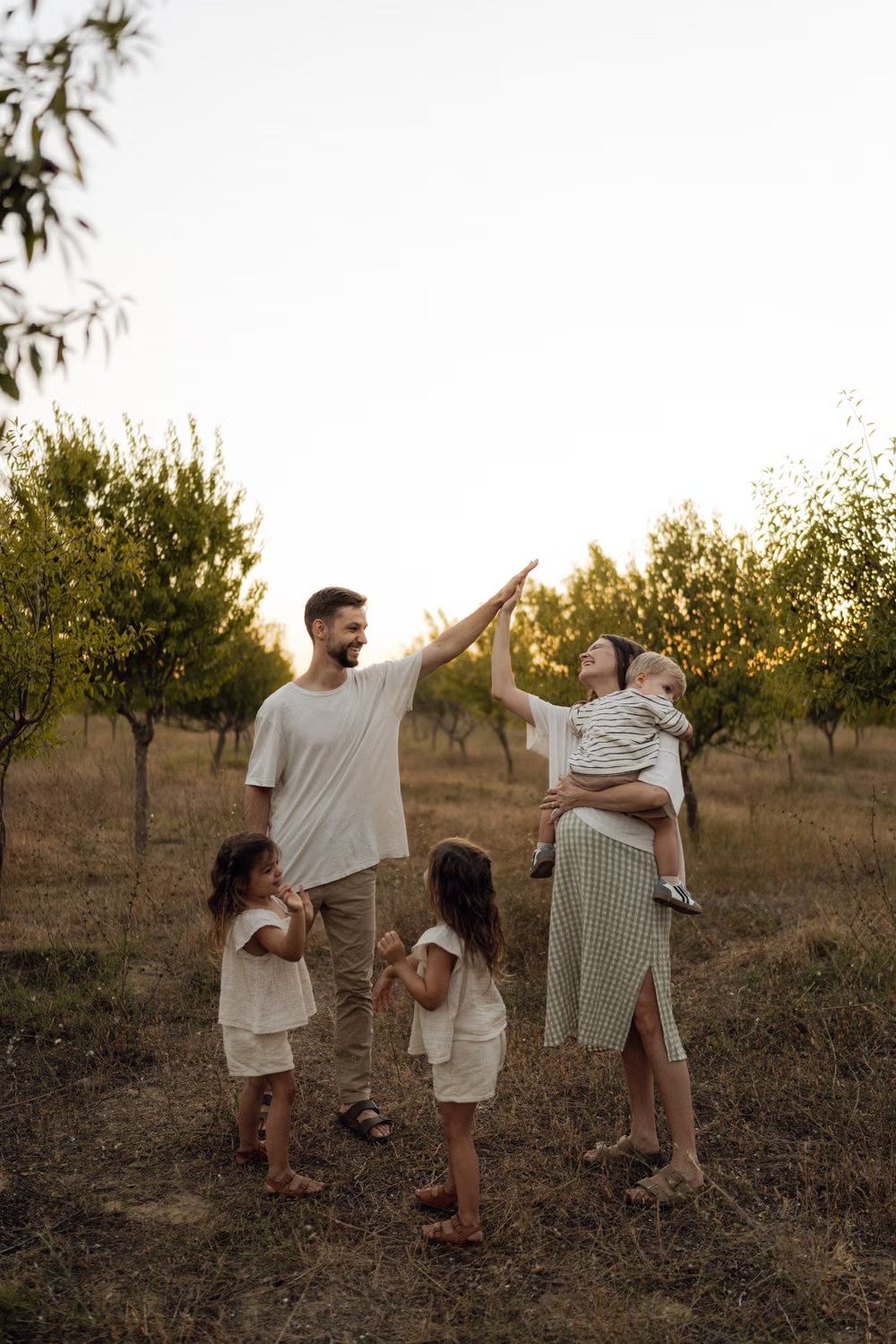 Une famille partage un moment en plein air dans la lumière du soir