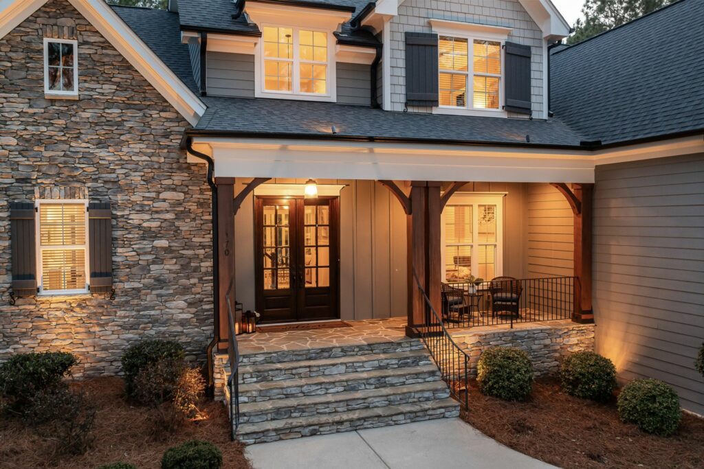 Maison en pierre et bois avec éclairage chaleureux au crépuscule