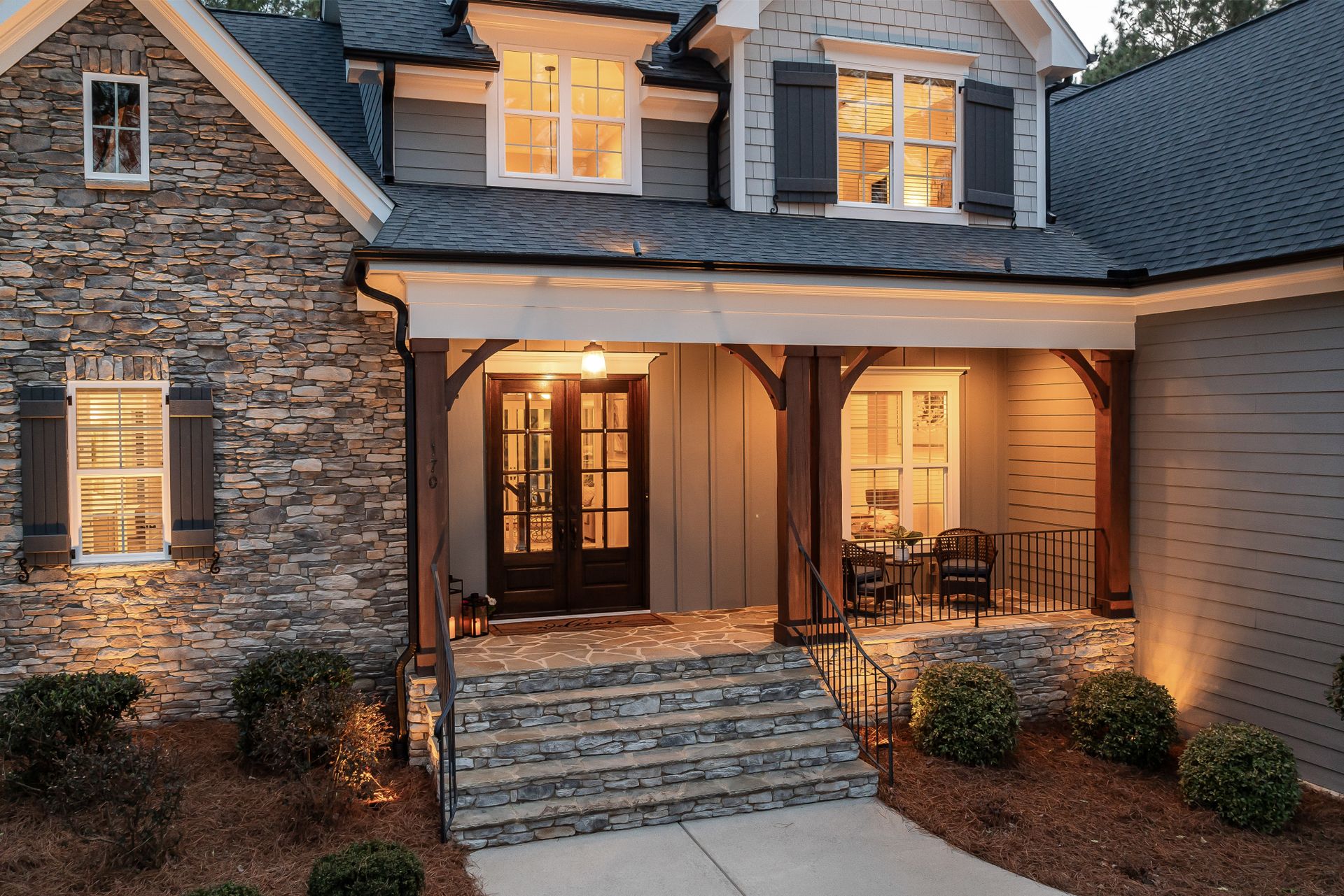 Maison en pierre et bois avec éclairage chaleureux au crépuscule