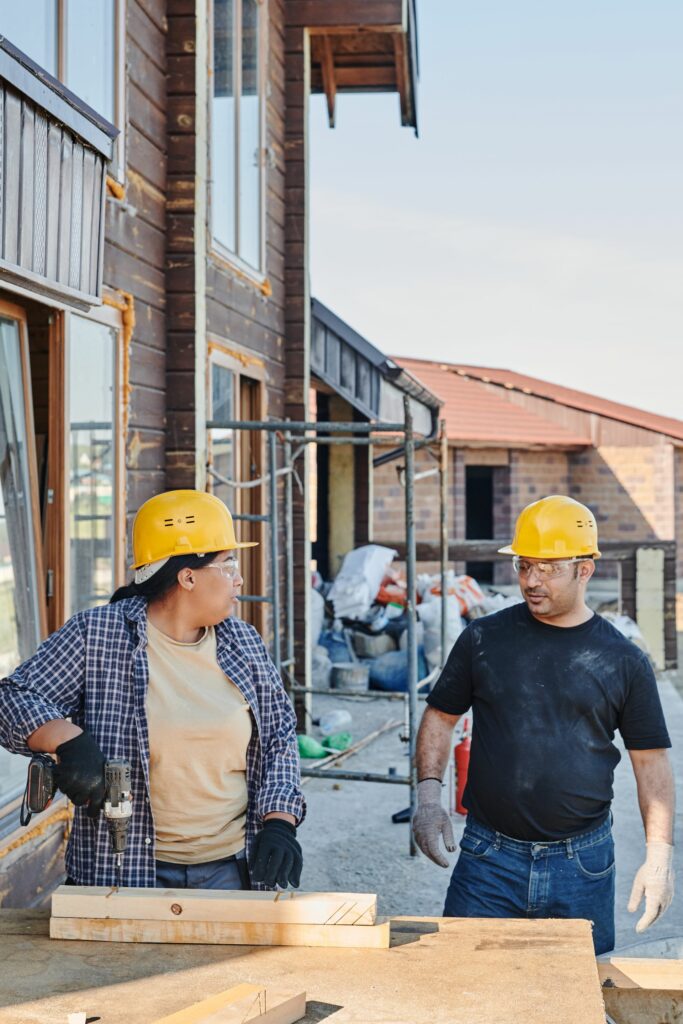 Artisans sur un chantier de construction de maison